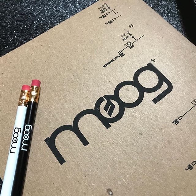 Moog One 鉛筆とノート